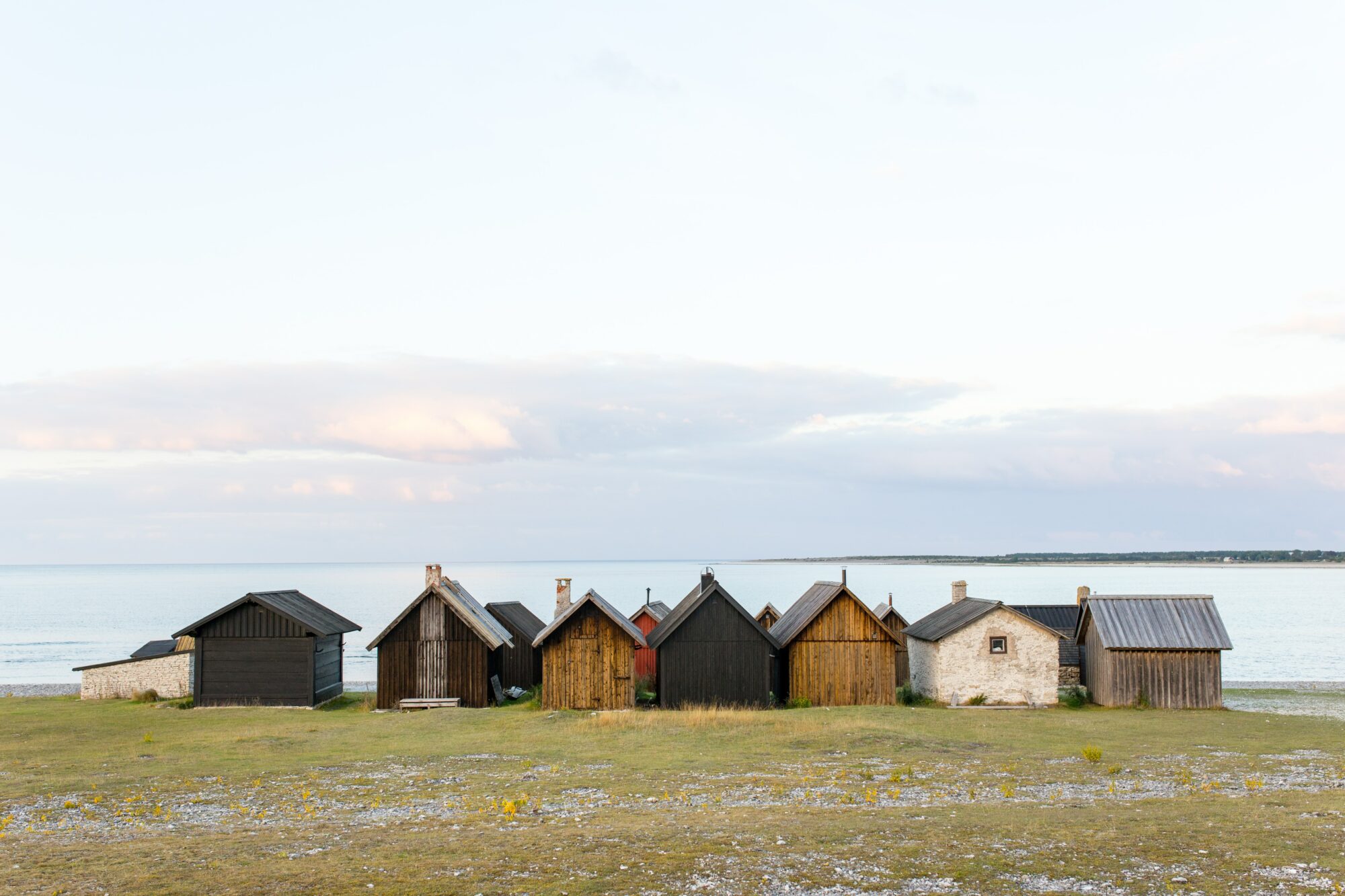 Fårö houses on Gotland. Photo: Jon Flobrant / Unsplash.