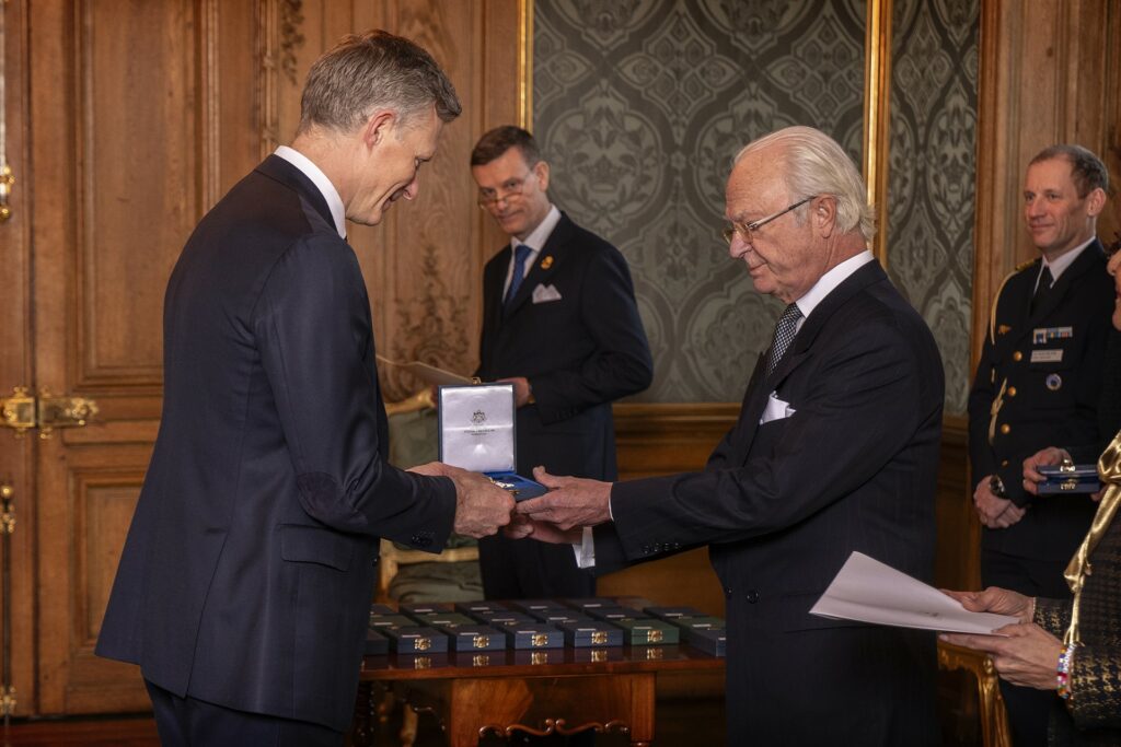 Robert Egnell receiving a medal from the King of Sweden.